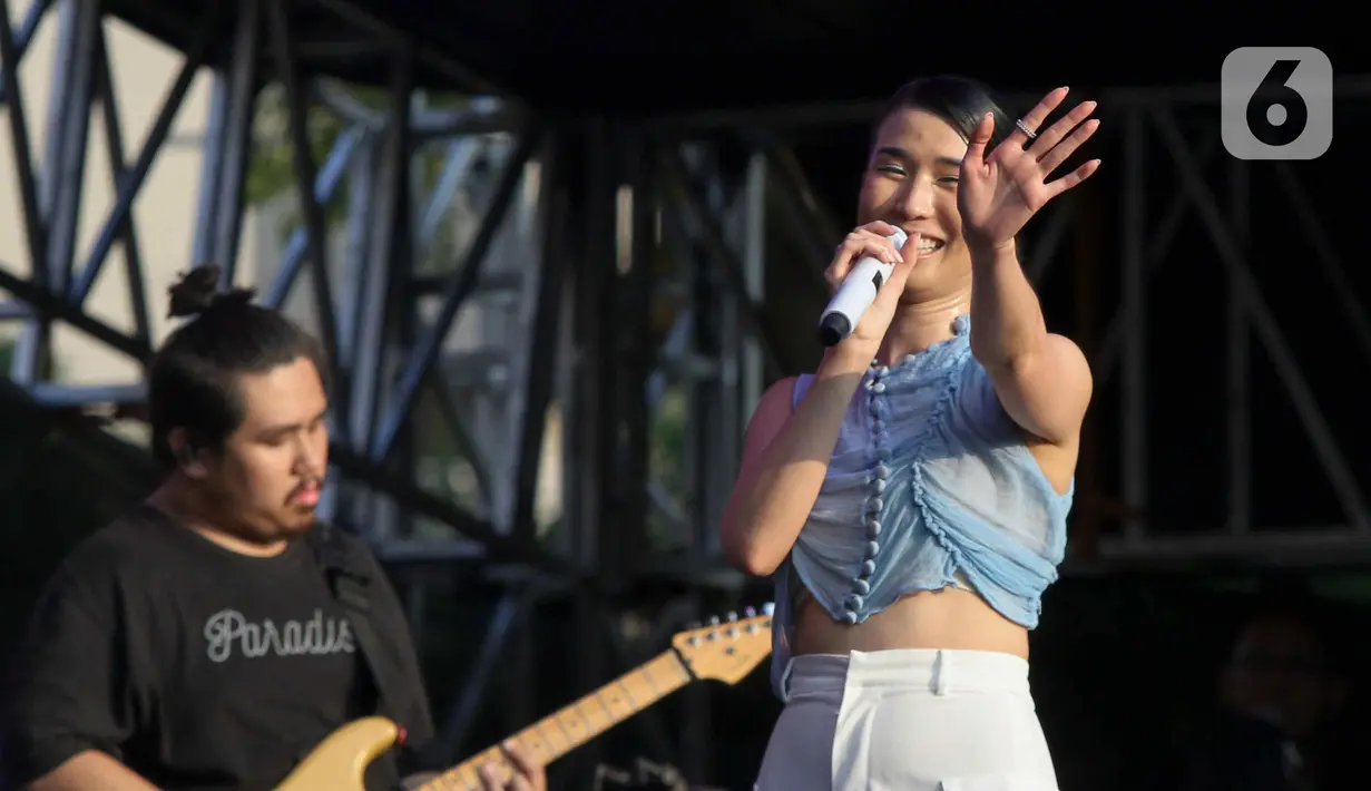 Christie tampil menyemarakkan salah satu panggung musik KapanLagi Buka Bareng BRI Festival 2024. (Liputan6.com/Herman Zakharia)