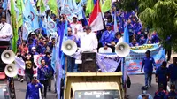 Ribuan buruh Konfederasi Serikat Pekerja Seluruh Indonesia (KSPSI) menggelar aksi unjuk rasa seputaran kawasan Monas  di Patung Kuda Arjuna Wijaya, Jakarta Pusat, Kamis (14/9/2023).