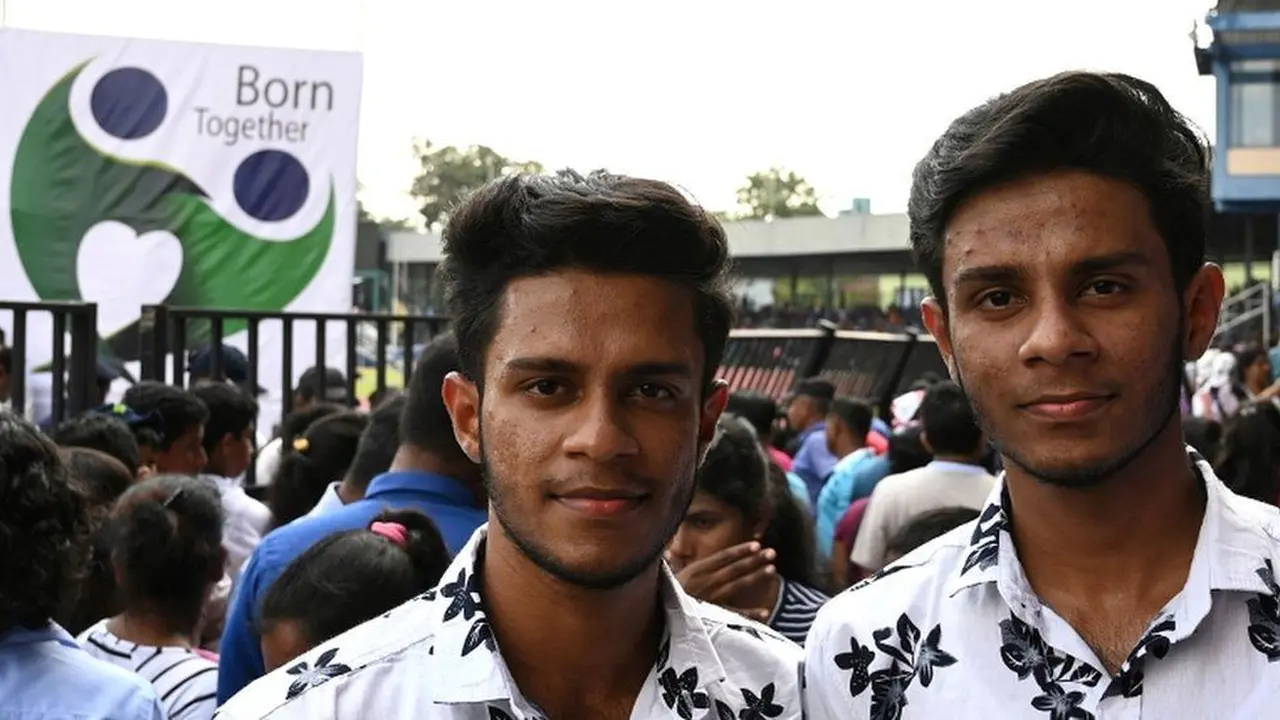 Salah satu pasangan kembar di Sri Lanka Twins Group.