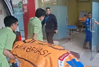 10 kantong jenazah korban kecelakaan antara KRL Commuter Line dan Kereta Diesel (KRD) jarak jauh di Stasiun Bekasi Timur tiba di Rumah Sakit (RS) Polri Kramat Jati. (Antara)