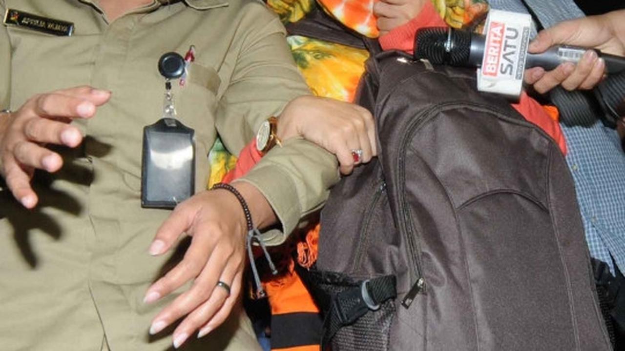 Usai diperiksa KPK, penyuap Dewie Yasin enggan tunjukkan muka