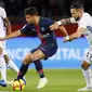 Gelandang Paris Saint-Germain, Juan Bernat, berusaha melewati pemain Strasbourg pada laga liga Prancis di Stadion Parc des Princes, Paris, Minggu (7/4). Kedua tim bermain imbang 2-2. (AP/Francois Mori)