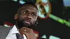Bek tengah asal Jerman Antonio Rudiger mengadakan konferensi pers selama perkenalan resminya sebagai pemain baru Real Madrid, di Ciudad Real Madrid di Valdebebas, pada 20 Juni 2022. Real Madrid memperkenalkan Antonio Rudiger sebagai rekrutan anyar di bursa transfer musim panas ini. (JAVIER SORIANO / AFP)