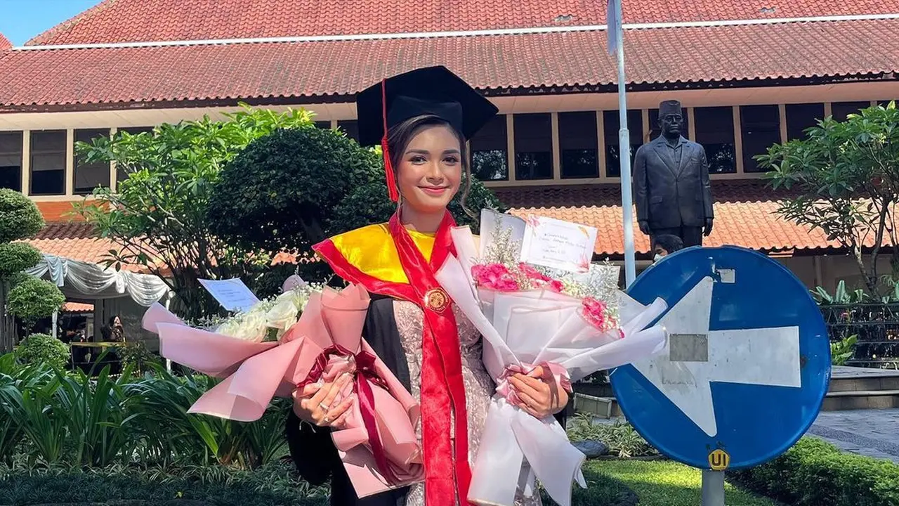 Claudia Andhara wisuda S-2 (Foto: Instagram claudiaudie)