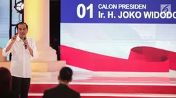 Calon presiden nomor urut 01 Joko Widodo atau Jokowi memberi paparannya dalam debat kedua Pilpres 2019 di Hotel Sultan, Jakarta, Minggu (17/2). Dalam debat kedua ini tidak ada kisi-kisi. (Liputan6.com/Faizal Fanani)