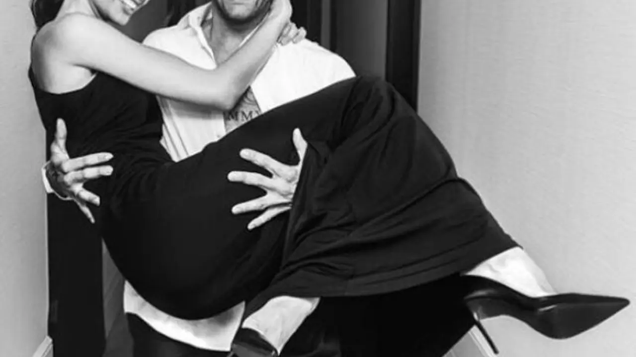 Dani Alves dan sang kekasih, Joanna Sanz.