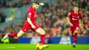 Pemain Liverpool James Milner menendang bola saat melawan Southampton pada pertandingan sepak bola Liga Inggris di Stadion Anfield, Liverpool, Inggris, 12 November 2022. Liverpool mengalahkan Southampton dengan skor 3-1. (AP Photo/Jon Super)