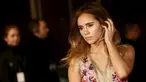 Model dan aktris, Suki Waterhouse tampil percaya diri saat menghadiri premier film "Pride and Prejudice dan Zombie" di Leicester Square, London, Senin (1/2/2016). (REUTERS/Stefan Wermuth)
