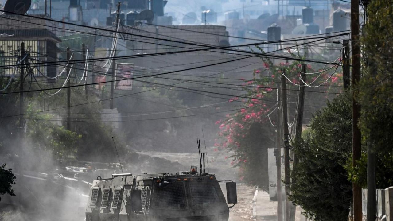 Menurut sumber berita dari Al Mayadeen, pada hari pertama penggerebekan, kendaraan berat seperti buldoser Israel telah menghancurkan banyak infrastruktur kota Jenin. Foto: AFP