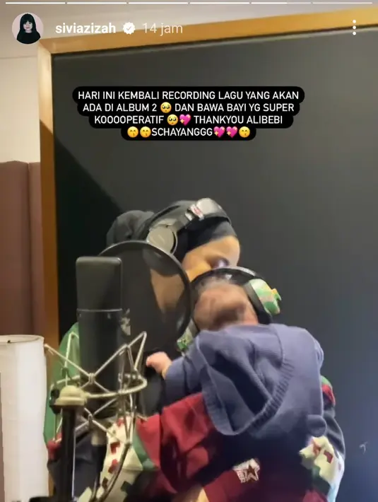 Saat rekaman, Sivia Azizah memilih menggunakan headphone bayi untuk melindungi telinga sang putra [instagram/siviazizah]
