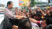 Menggunakan mobil kap terbuka, pria kurus yang karib disapa Jokowi itu menyapa para pedagang dan warga.