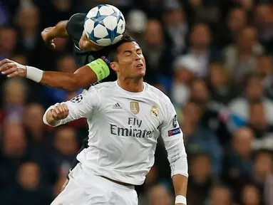 Bek Paris St Germain, Thiago Silva (kiri) berebut bola udara dengan gelandang Real Madrid, Cristiano Ronaldo pada liga champions di stadion Santiago Bernabeu, Madrid, Spanyol (3/11). Real Madrid menang atas PSG dengan skor 1-0. (Reuters/Sergio Perez)