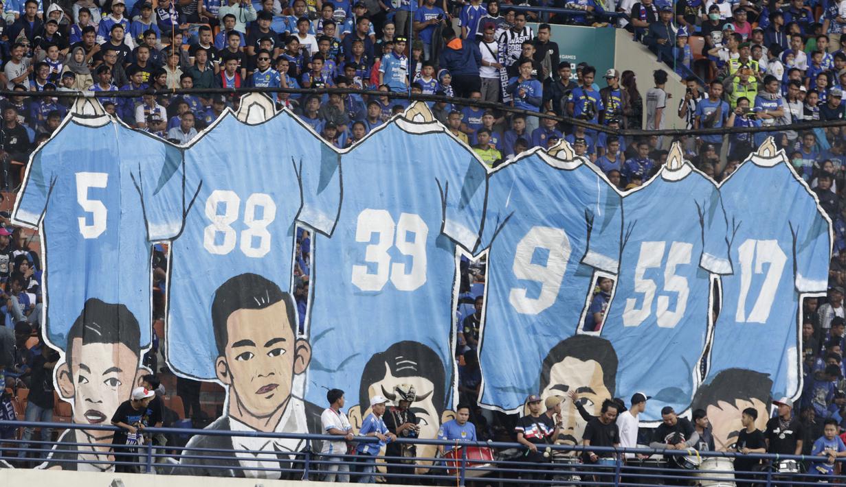 Bobotoh membuat koreografi saat Persib Bandung melawan Persiwa Wamena pada laga Piala Indonesia di Stadion Si Jalak Harupat, Bandung, Senin (11/2). Persib menang 7-0 atas Persiwa. (Bola.com/M Iqbal Ichsan)