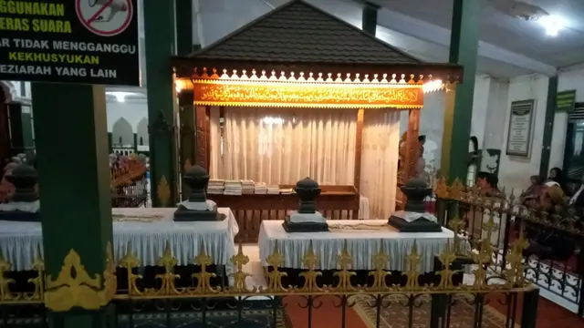 Beberapa makam yang merupakan keluarga Kiai Raden Santri (Dok. Pribadi Khazim Mahrur)