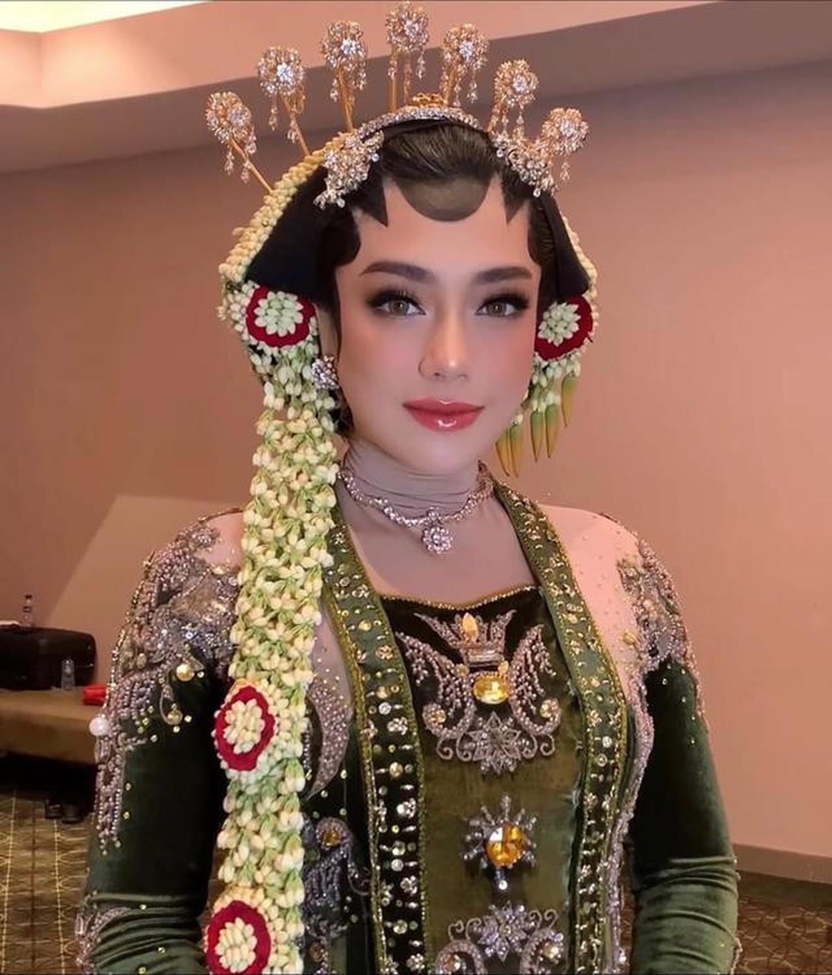 Potret Celine Evangelista dengan Paes Jawa Hijab di Gala Premier Film Danyang Wingit