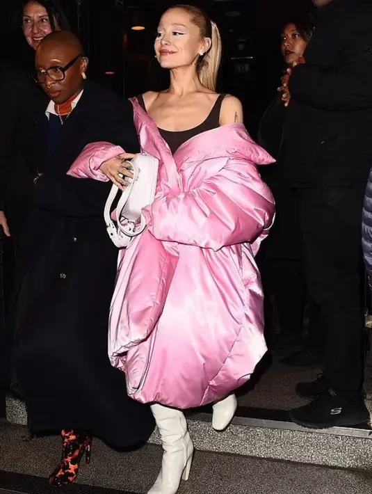 Area leher dan tulang belikat Ariana jadi sorotan karena jadi indikasi anoreksia. [Foto: Instagram @arianagrande]