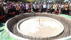 Wapres Jusuf Kalla (berpeci) bersiap meletakkan batu pertama  Tugu Peringatan Penyerahan Kedaulatan Kesultanan Siak kepada Republik Indonesia seusai puncak Hari Lingkungan Hidup 2016 di Kabupaten Siak, Riau, Jumat (22/7). (Liputan6.com/Faizal Fanani)