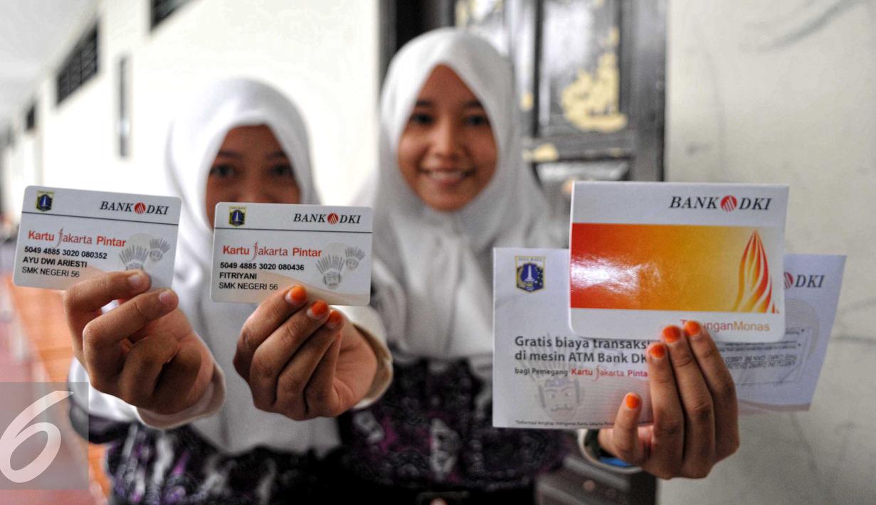Dua orang siswa memperlihatkan Kartu Jakarta Pintar (KJP), Jakarta, Jumat (10/7/2015). Dengan adanya KJP tersebut diharapkan siswa-siswi yang tidak mampu dapat menikmati pendidikan dengan mudah dan terdata. (Liputan6.com/Yoppy Renato)