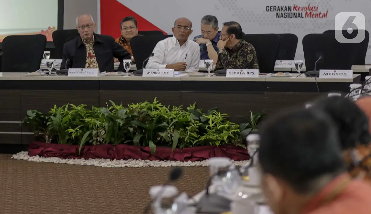 Menko Bidang PMK, Muhadjir Effendy berbincang dengan Kepala BPS Suhariyanto sebelum memimpin rakor tingkat menteri di Kantor Kemenko PMK, Jakarta, Kamis (20/2/2020). Rakor membahas kebijakan transformasi subsidi terkait isu rencana pemerintah mencabut subsidi elpiji 3kg. (Liputan6.com/Faizal Fanani)