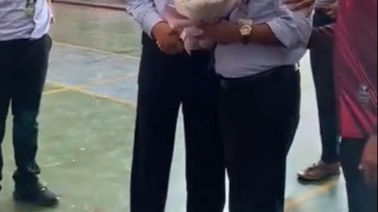 Jadi Favorit Siswa, Momen Perpisahan Guru Ini Bikin Mewek