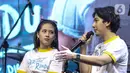 Tak sekadar menyapa penggemarnya, Adhisty Zara dan Ari Irham juga menjawab berbagai pertanyaan soal karakter yang mereka perankan dalam film Bertaut Rindu. (Liputan6.com/Herman Zakharia)