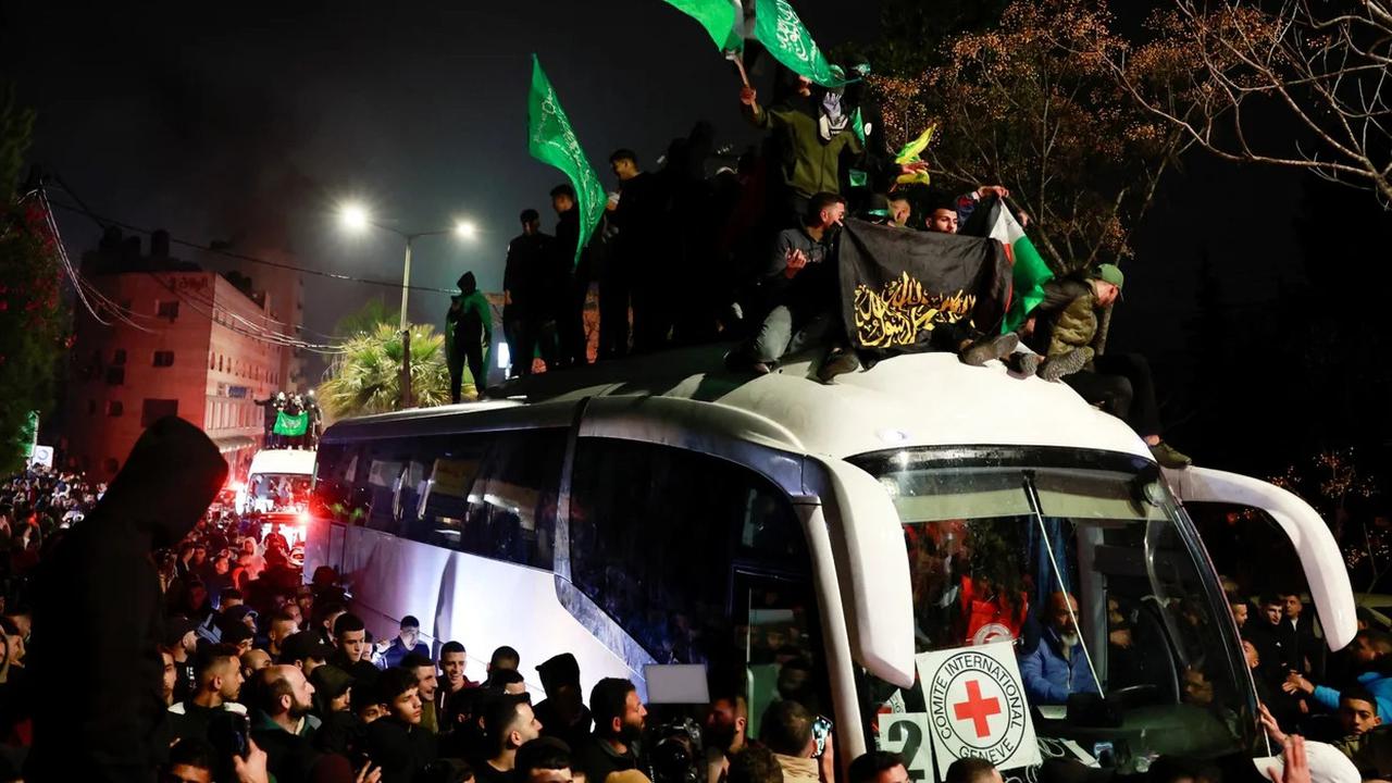 Israel Larang Keluarga Tawanan Palestina yang Dibebaskan Merayakan atau Kibarkan Bendera Palestina