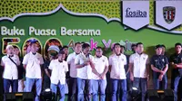 BERBAGi - Pelatih Bali United Pusam, Indra Sjafri mengajarkan para pemain arti berbagi dengan sesama lewat acara buka puasa bersama. (Bola.com/Dewi Divianta)