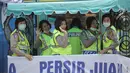 Polwan (Polisi Wanita) bersiap saat pengamanan parade juara Piala Presiden 2015 di Kota Bandung, Minggu (25/10/2015). (Bola.com / Nicklas Hanoatubun)
