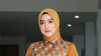 9 Midi Dress Muslim Kombinasi Batik Modern yang Elegan, Modis dan Penuh Karakter