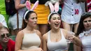 Dua fans wanita memakai atribut kuping kelinci saat menyaksikan pertandingan Rugby Sevens di Hong Kong (9/4). Para wanita yang  ini hadir mengenakan pakaian dan atribut unik demi mendukung tim kesayangannya. (AFP Photo / Dale De La Rey)