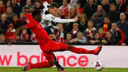 Tendangan keras Vincent Janssen yang dihadang pemain Liverpool pada pertandingan Piala Liga Inggris di Stadion Anfield, Liverpool, Inggris (25/10). Hotspur hanya meraih satu gol lewat tendangan penalti yang di cetak oleh Janssen. (Reuters/Phil Noble)