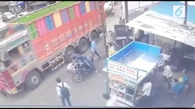 VIDEO: Aksi Heroik Polisi Selamatkan Korban Tabrakan