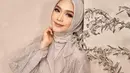 Di foto terbaru yang dibagikannya, Ria Ricis begitu memesona tidak hanya dari makeup luar biasa, tapi juga outfit yang tak kalah cantik. Dibalut outfit bernuansa abu-abu penuh bordir cantik, Ria Ricis terlihat berbeda di potret kali ini. Bold makeup dengan nuansa cokelat muda yang hangat, wajah Ria Ricis di foto ini terlihat lebih tirus dan berhasil menonjolkan fitur-fitur terbaik di wajahnya. Foto: Instagram.