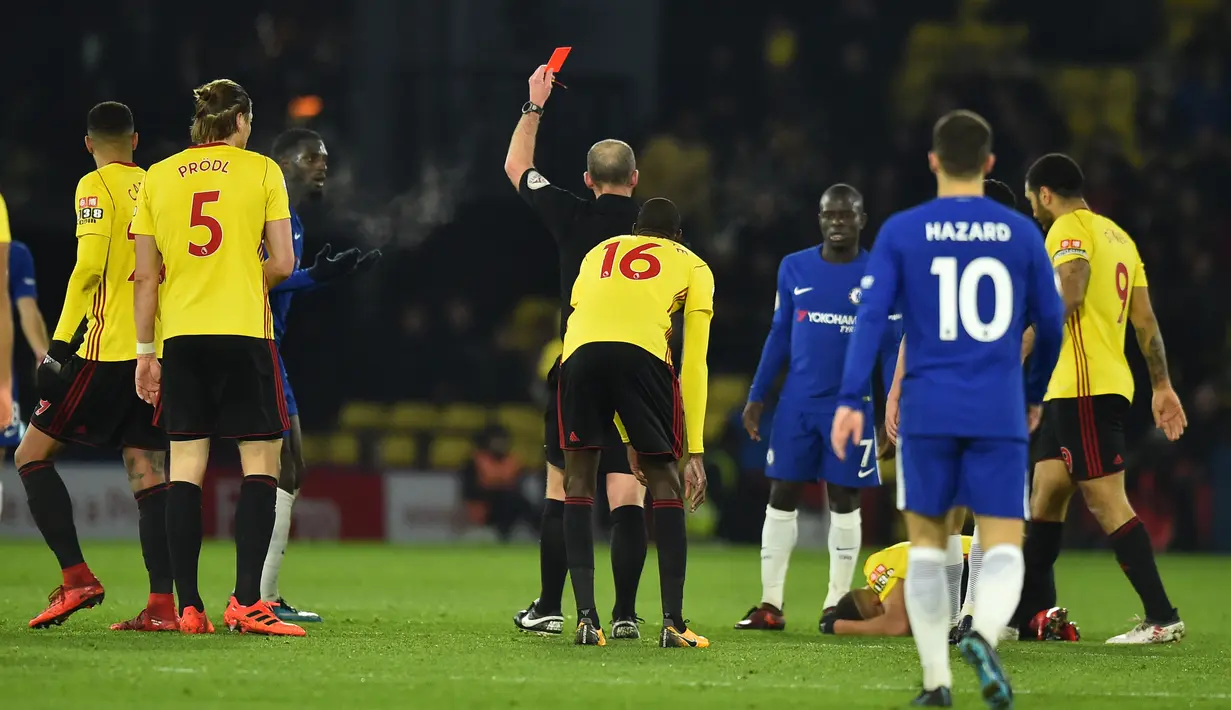 Wasit memberi kartu merah kepada pemain Chelsea Tiemoue Bakayoko usai menerima kartu kuning kedua pada pertandingan Liga Inggris, Watford melawan Chelsea di stadion Vicarage Road, London (5/2). (AFP Photo / Glyn Kirk)