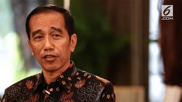 Presiden Joko Widodo atau Jokowi berbagi cerita kepada para notaris tentang rumitnya mengurus izin.  