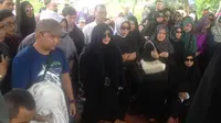 Rina Gunawan memakamkan ayahandanya