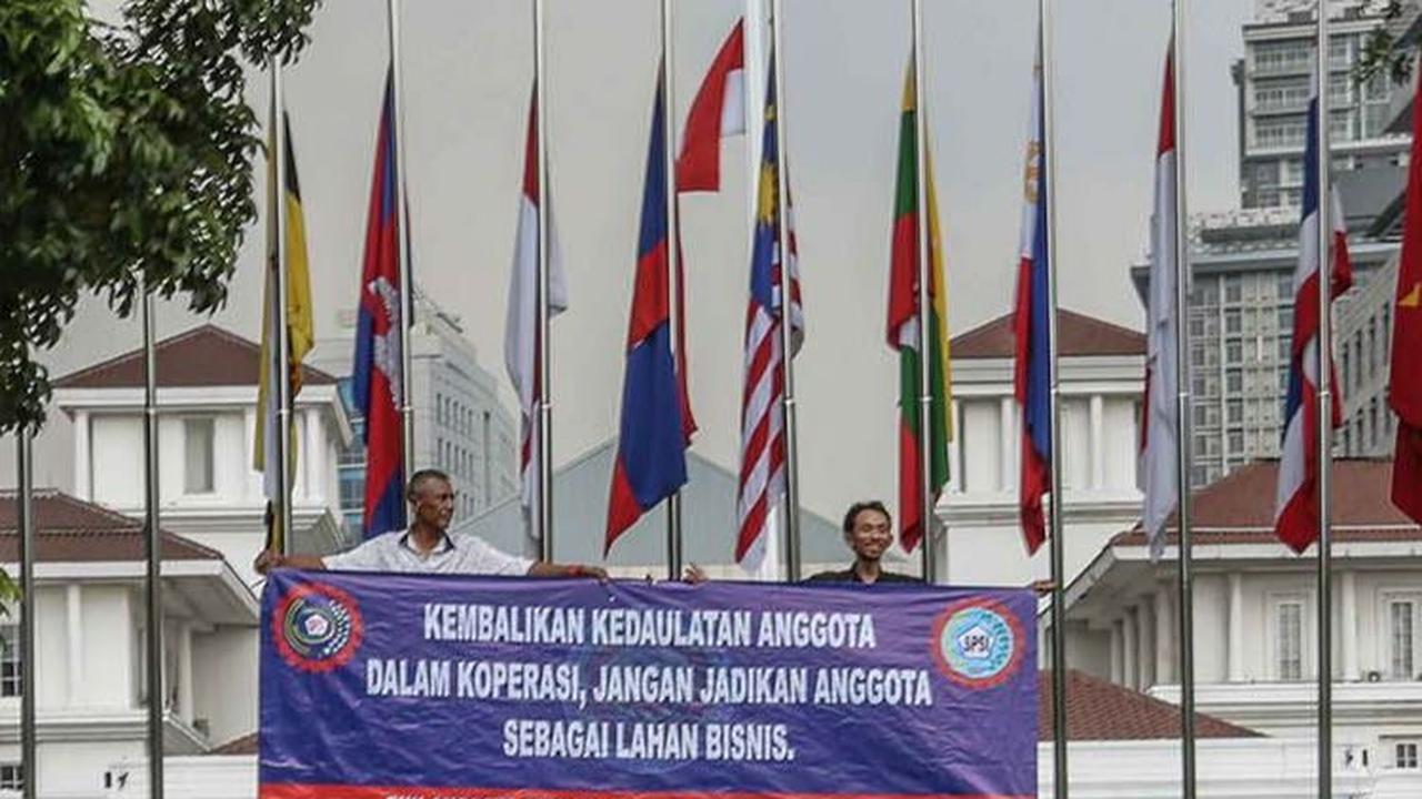 FOTO: Tuntut Segera Diizinkan Beroperasi, Sopir Angkot KWK Geruduk Balai Kota Jakarta