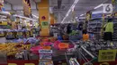 Konsumen memilih barang kebutuhan di salah satu gerai supermarket Giant di Jakarta, Kamis (4/3/2021). Menurut pengakuan karyawan yang bekerja bahwa store Giant ini akan ditutup pada 4 April mendatang. (Liputan6.com/Johan Tallo)