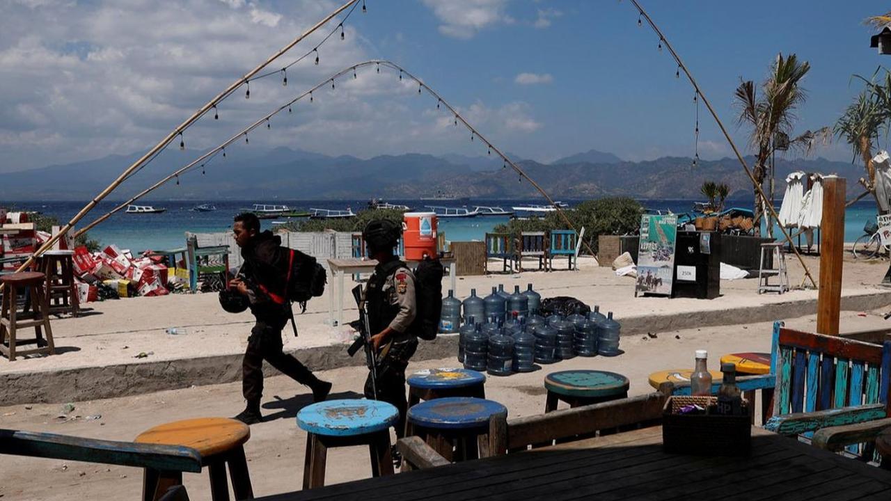 Sejak Kamis, semua penyeberangan dari Bali menuju Lombok dan Gili Trawangan gagal berangkat karena cuaca.