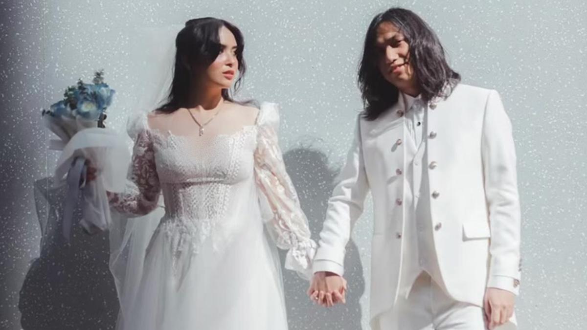 6 Potret Busana Nikah Ayushita dan Gerald Situmorang, Modern-Vintage Penuh Romansa