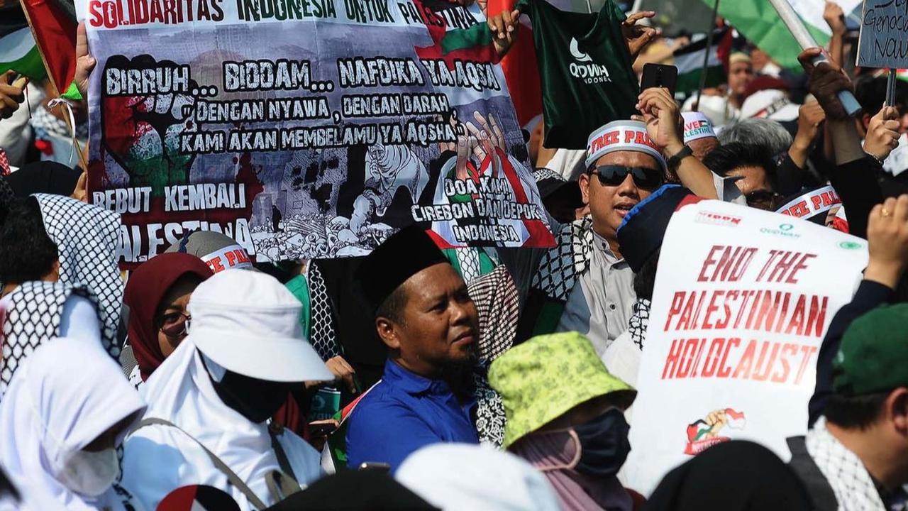 Aksi bela Palestina kembali berlangsung di depan Kantor Kedubes Amerika Serikat, Jalan Medan Merdeka Selatan, Jakarta, Sabtu (28/10/2023). Aksi ini diikuti ribuan orang yang berdatangan dengan membawa spanduk dan poster tuntutan serta bendera Palestina.