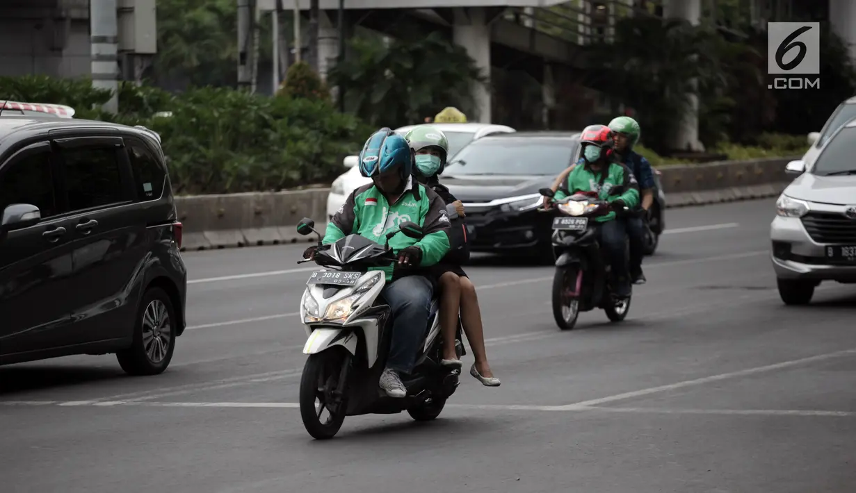 Pengemudi ojek online melintasi Jalan MH Thamrin-Medan Merdeka Barat, Jakarta Pusat, Kamis (11/1). Ditlantas Polda Metro Jaya menyarankan Pemprov DKI menerapkan sistem ganjil-genap untuk motor di ruas tersebut. (Liputan6.com/Arya Manggala)