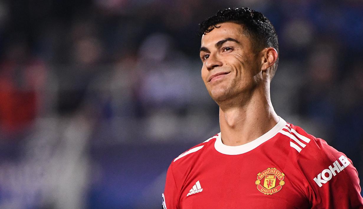 Cristiano Ronaldo menjadi pemain yang paling ditunggu-tunggu penampilannya pada derby Manchester yang akan berlangsung besok (06/11/2021). CR7 selalu tampil cemerlang sejak didatangkan oleh MU pada musim panas lalu. Ia tercatat telah mencetak 5 gol dari 4 laga di Liga Inggris. (AFP/Marco Bertorello)