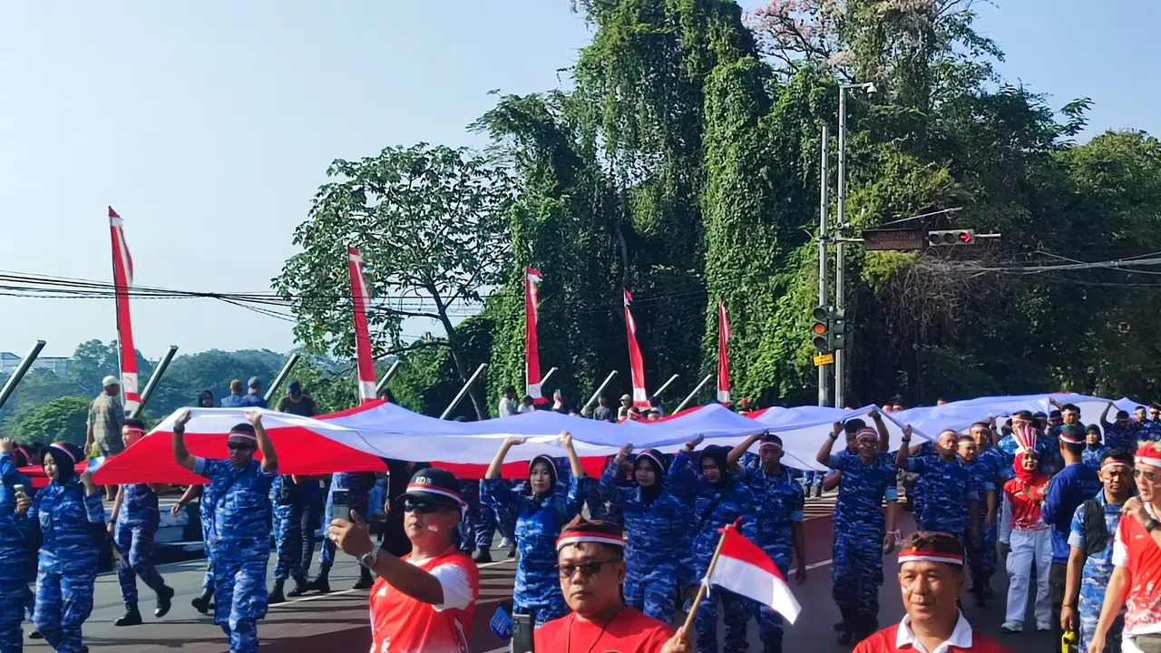 Ribuan warga Kota Bogor mengarak Bendera Merah Putih raksasa pada Minggu (10/8/2025) pagi.