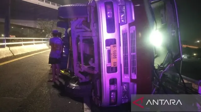Kronologi Truk Terguling di Tomang, Besi 30 Ton Berjatuhan dari Flyover