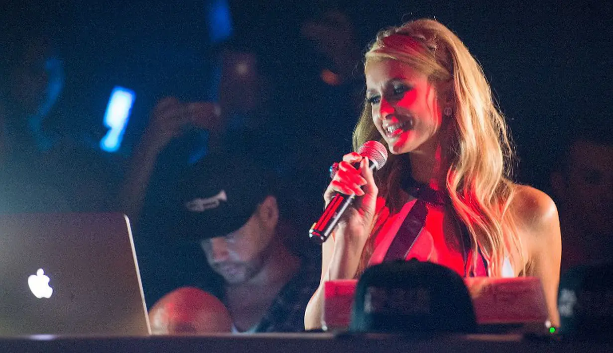 Percaya atau tidak, artis sekaligus sosialita Paris Hilton gemar berburu dan mengoleksi katak. (Valerie Macon/Getty Images/AFP)