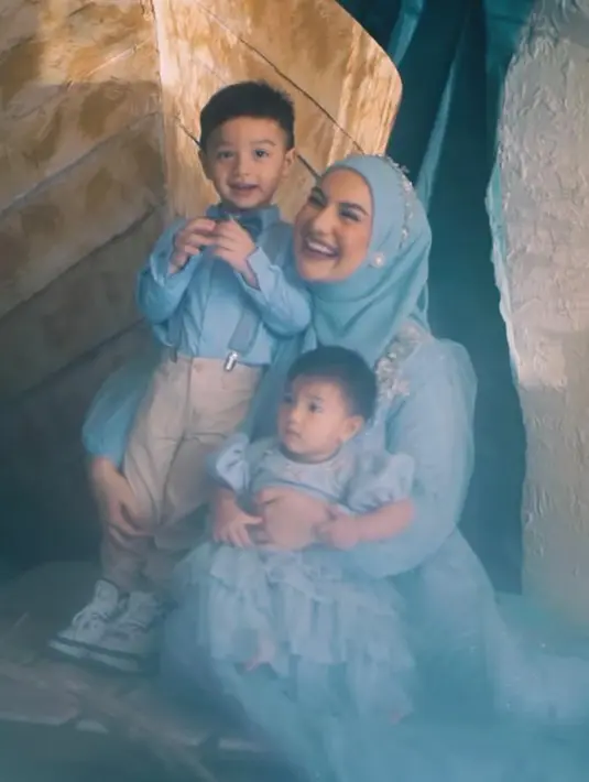 Irish Bella baru-baru ini melakoni pemotretan bersama kedua anaknya, Air dan Ara. [Foto:IG/dierabachir/victoria_makeupatelier].