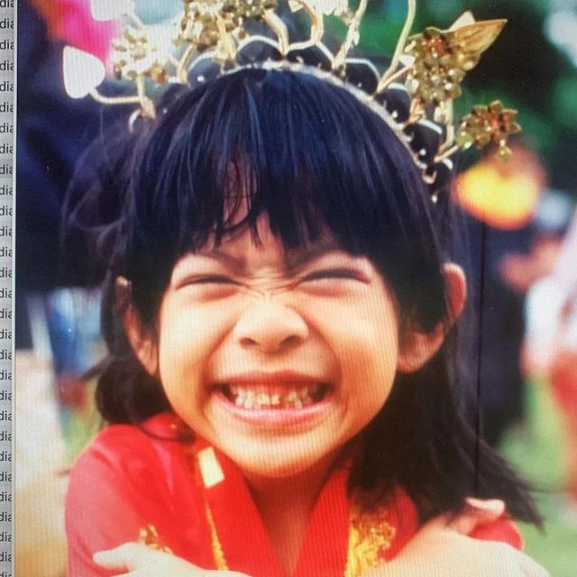 6 Potret Masa Kecil Dian Sastrowardoyo, Senyum Manisnya Bikin Gemas