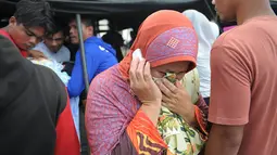 Seorang wanita menangis usai kerabatnya meninggal setelah gempa bumi di Pidie Jaya, Aceh, Rabu (7/12). Seperti dirilis BMKG, gempa berkekuatan 6,4 SR mengguncang Aceh sekitar pukul 05.03 WIB. (AFP PHOTO/Chaideer Mahyuddin)