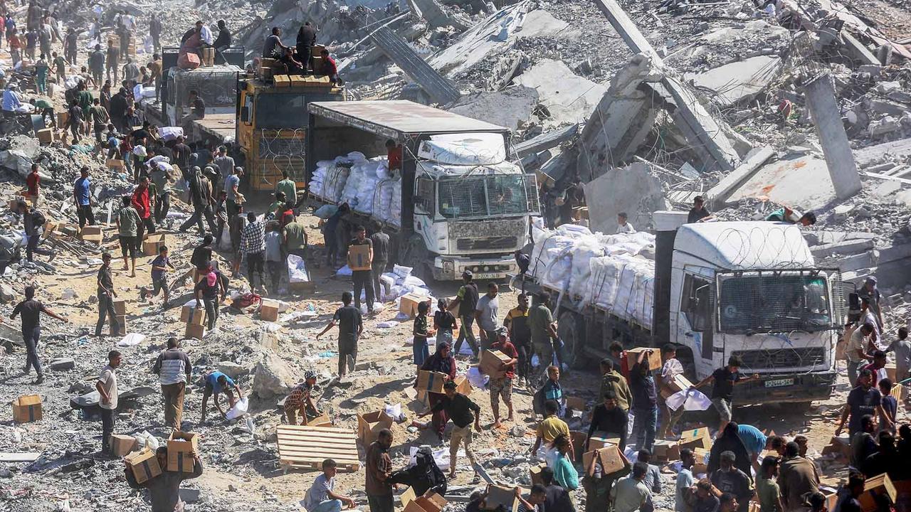 FOTO: Di Tengah Gencatan Senjata, Warga Gaza Berebut Bantuan Bahan Makanan untuk Bertahan Hidup